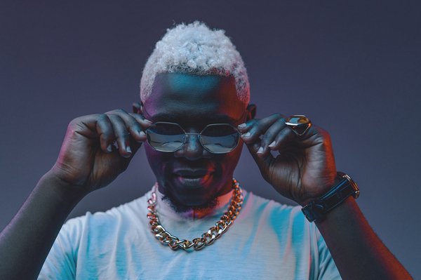 Jeunes et cheveux blancs : un symbole de beauté audacieuse