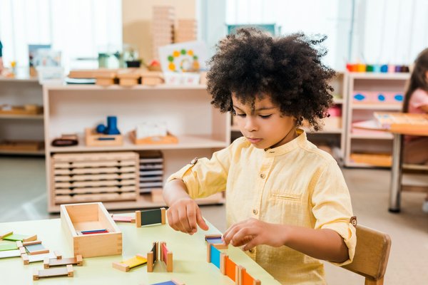 Apprentissage montessori : éducation autonome et épanouissante