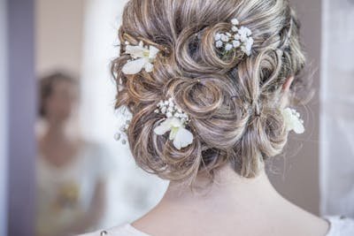 Choisissez les accessoires de cheveux de mariage parfaits