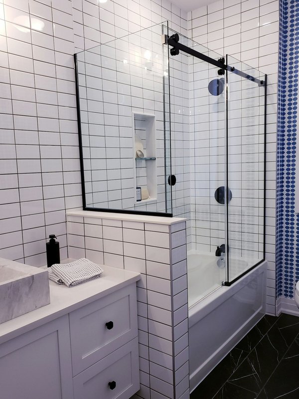 Choisir la bonne couleur pour vos murs avec carrelage blanc